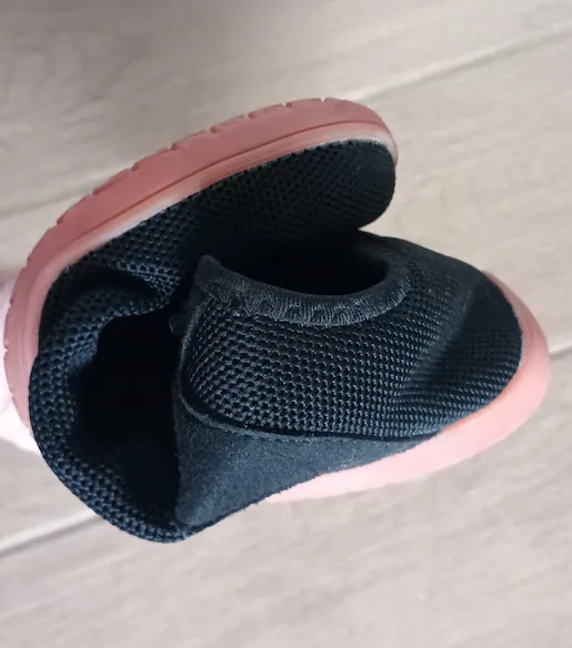 Biegetest: Die flexible Sohle der Temu Barfußschuhe lässt sich komplett biegen