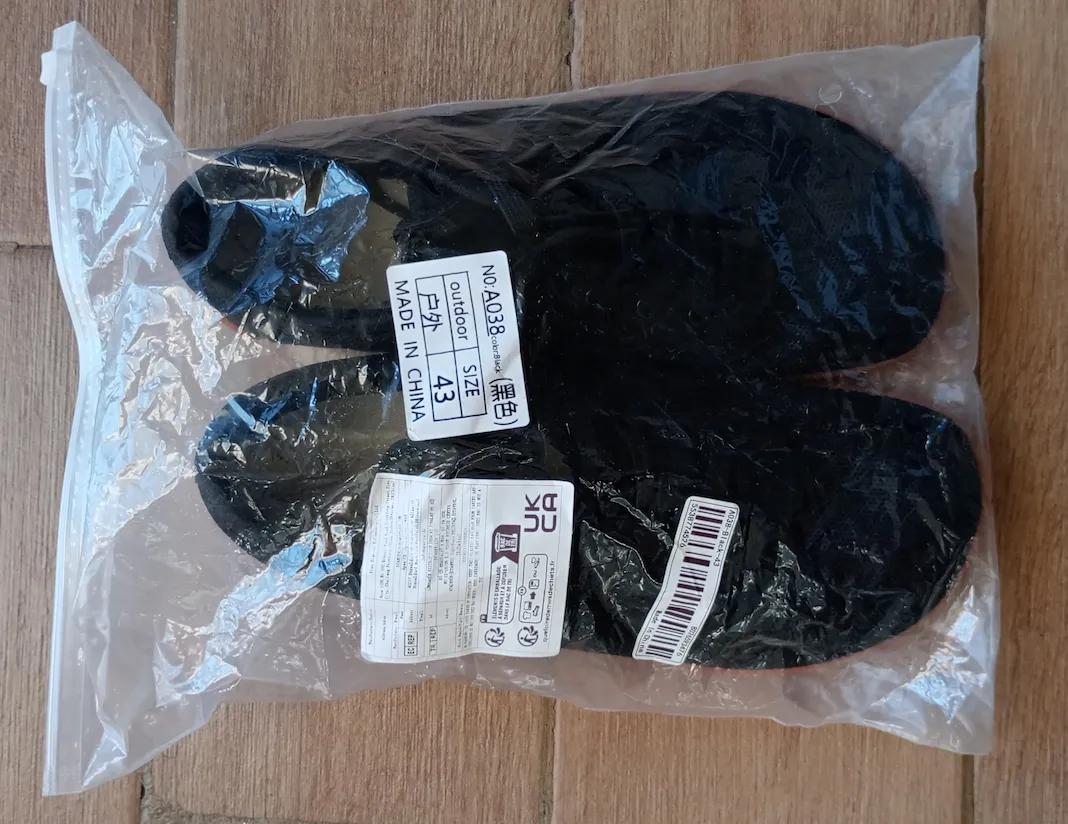 Unboxing der Temu Barfußschuhe: Lieferung in Plastiktüte